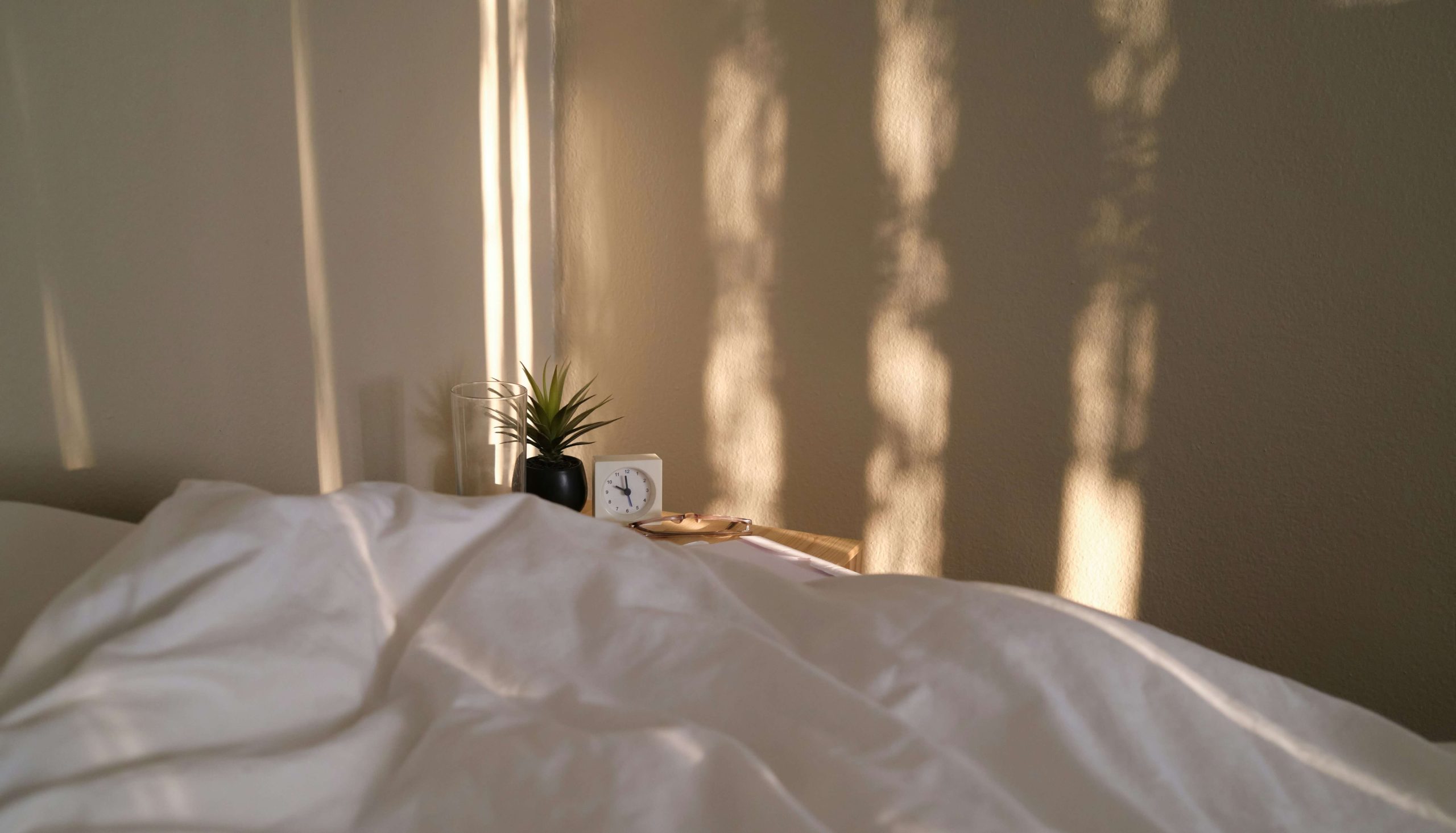A quiet bed and soft morning light during a 15-minute reset pause