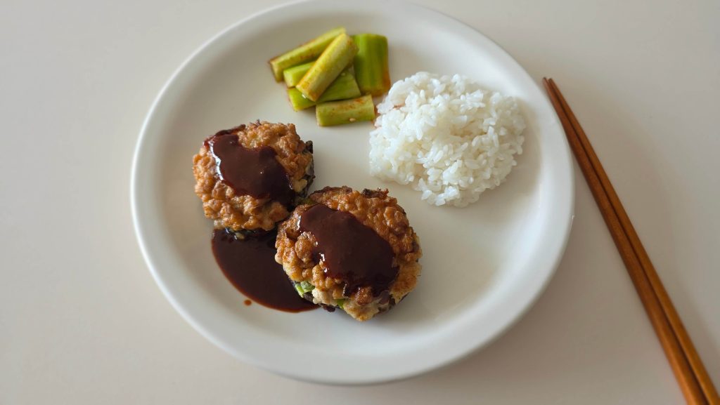 A simple weekend brunch with shiitake mushroom pancakes, cucumber salad, and warm rice before a quiet café conversation about thinking mode.