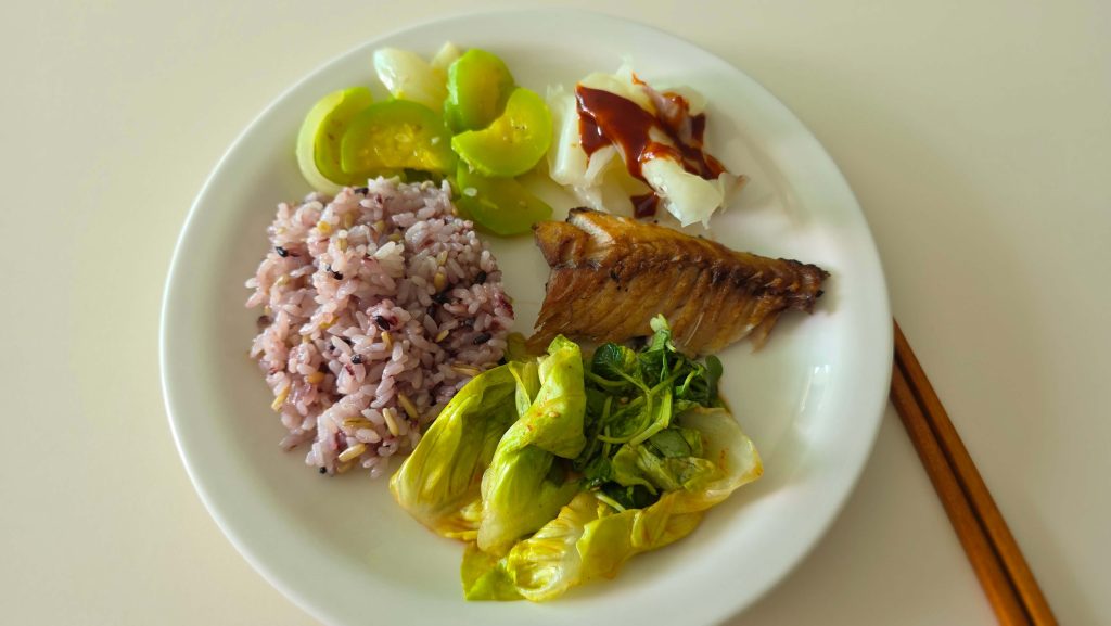 Multigrain rice, grilled fish, and vegetables on one plate